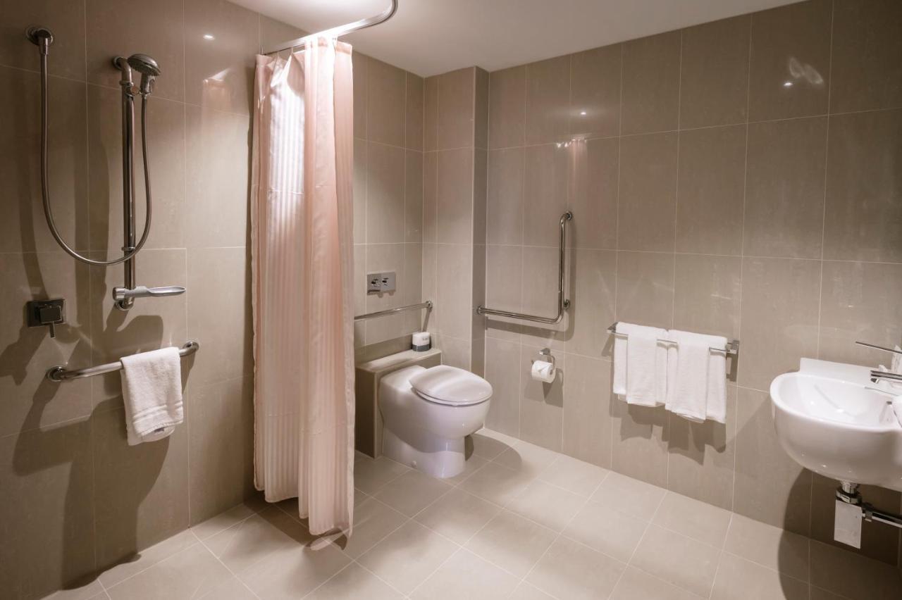 The Kinson Hotel Melbourne Exterior photo A wet room in a hotel