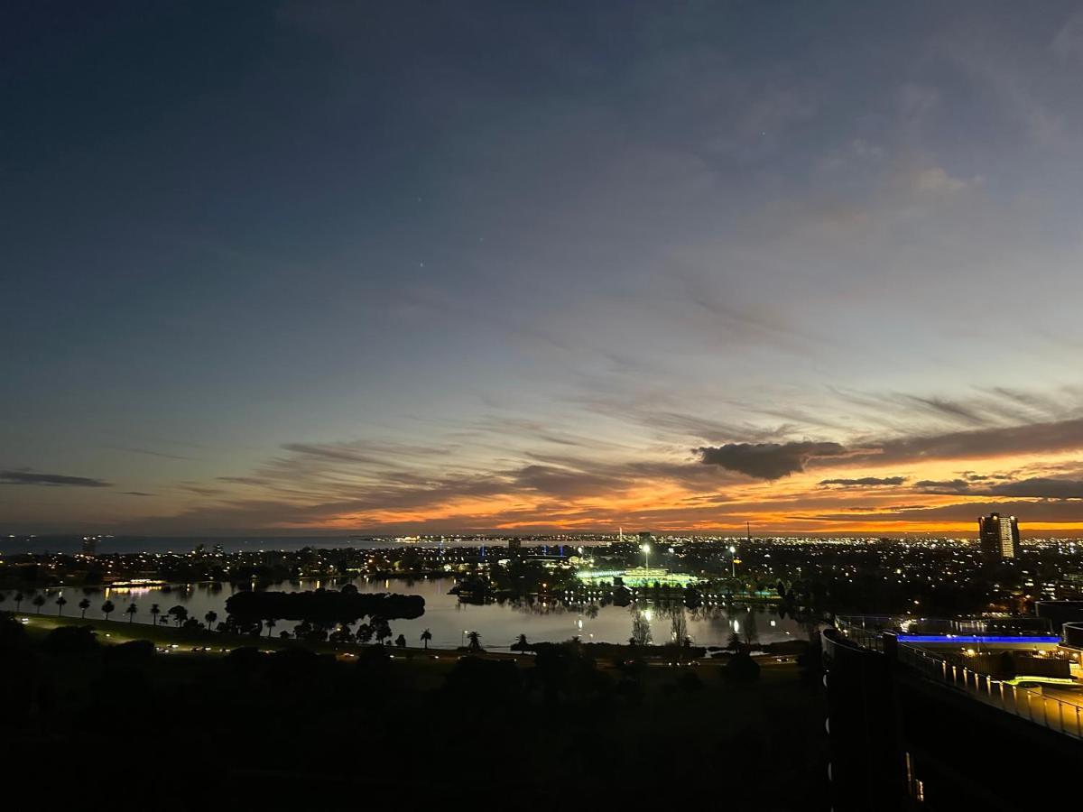 The Kinson Hotel Melbourne Exterior photo Sunset over the city