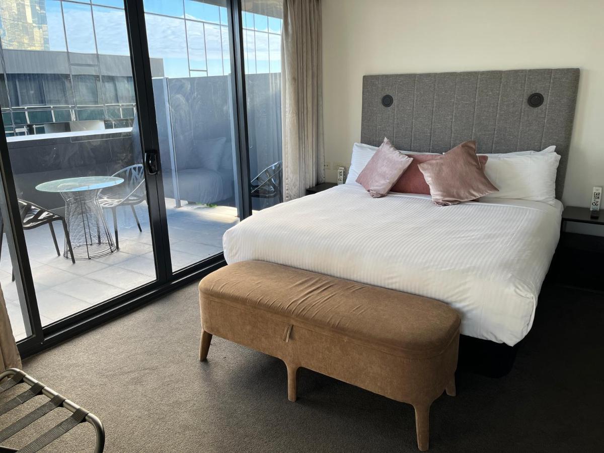 The Kinson Hotel Melbourne Exterior photo A bedroom at the hotel